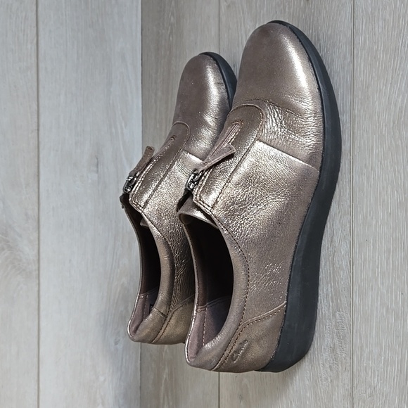 Clarks Collection Women Metallic Slip-On Shoes with Zipper Cushio Feel Sz 9M - Picture 2 of 12